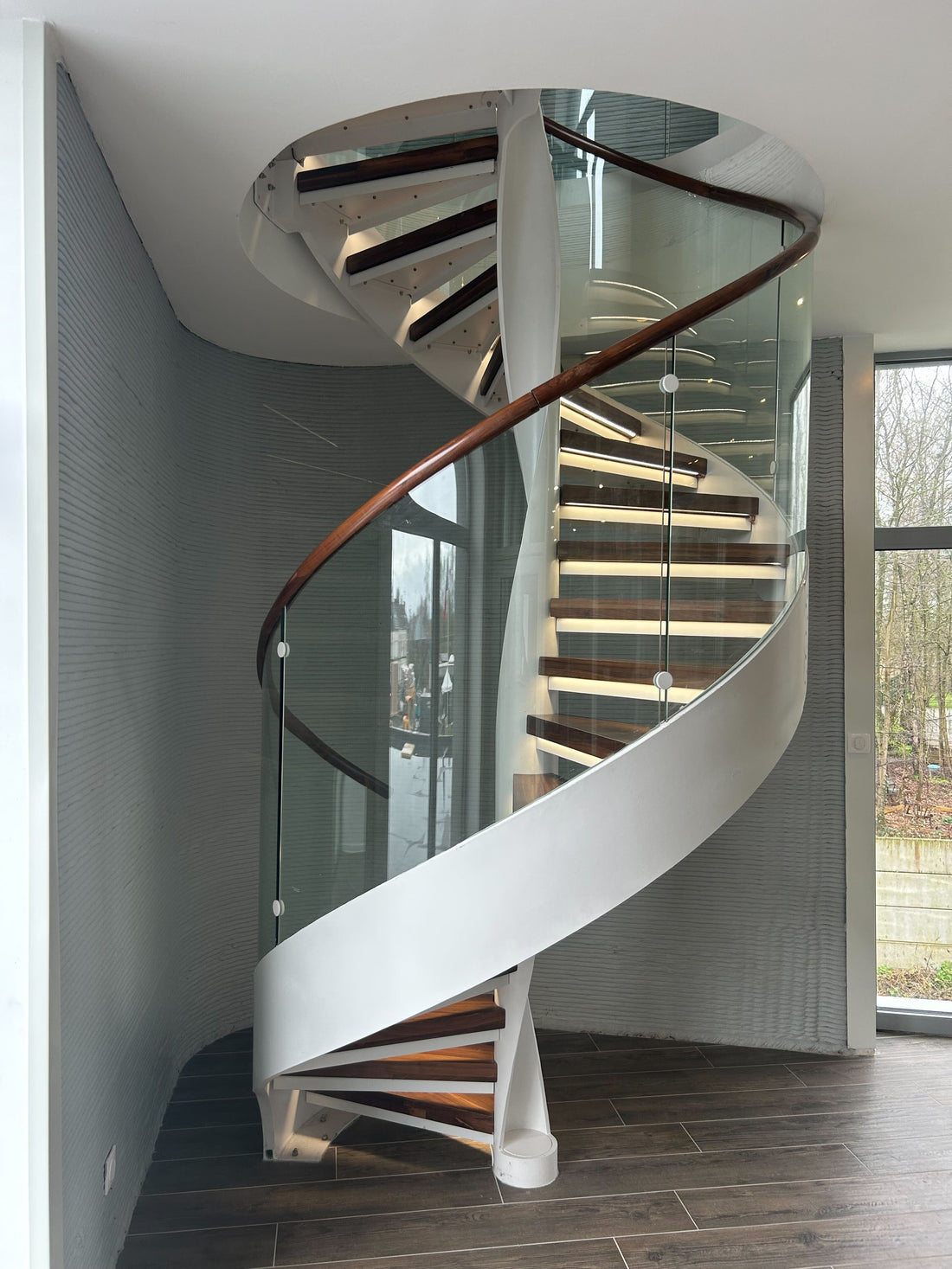 Escalier intérieur sur mesure avec béton texturé, bois et garde-corps vitré