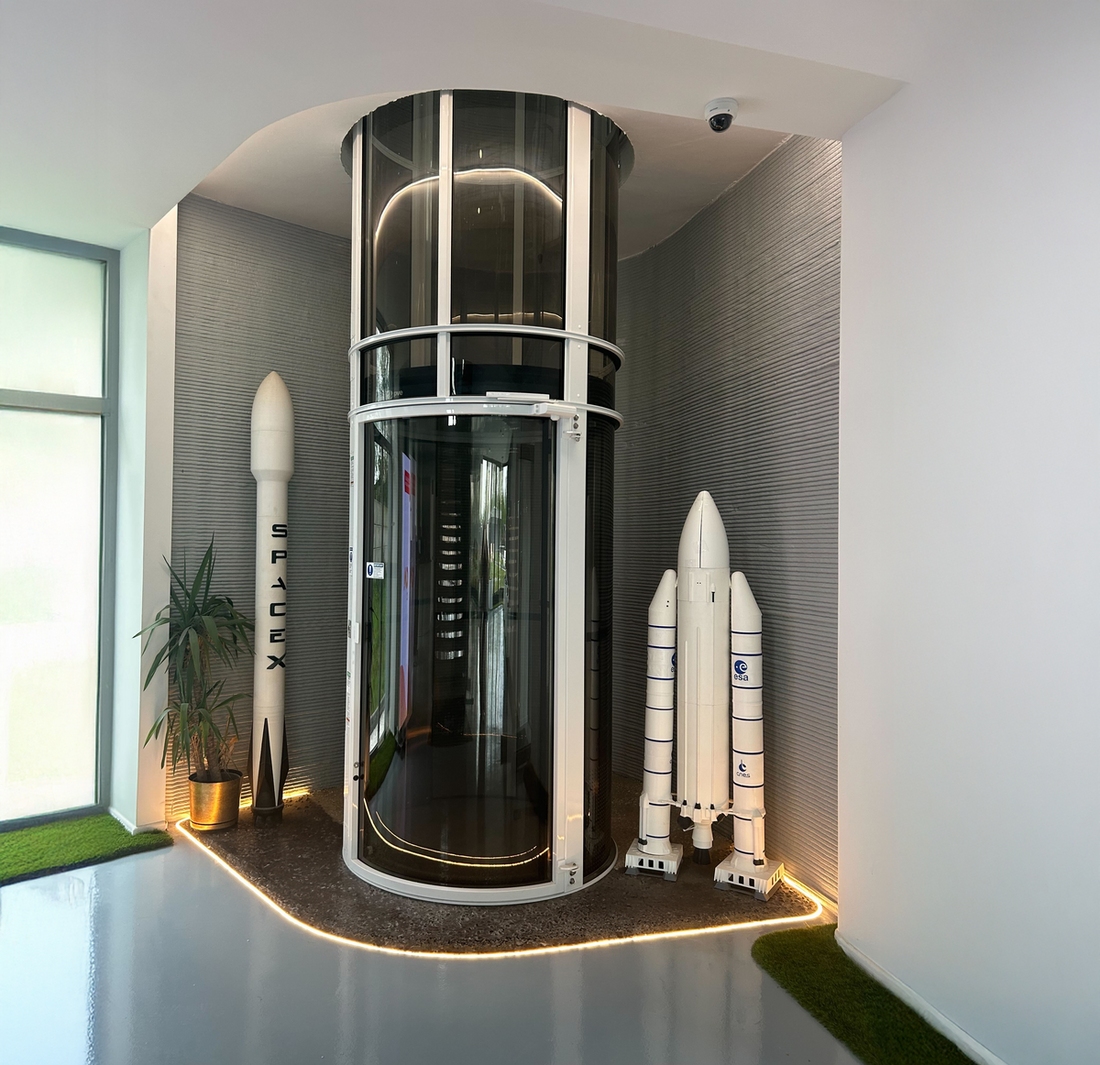 Espace intérieur avec ascenseur vitré et murs texturés en béton imprimé
