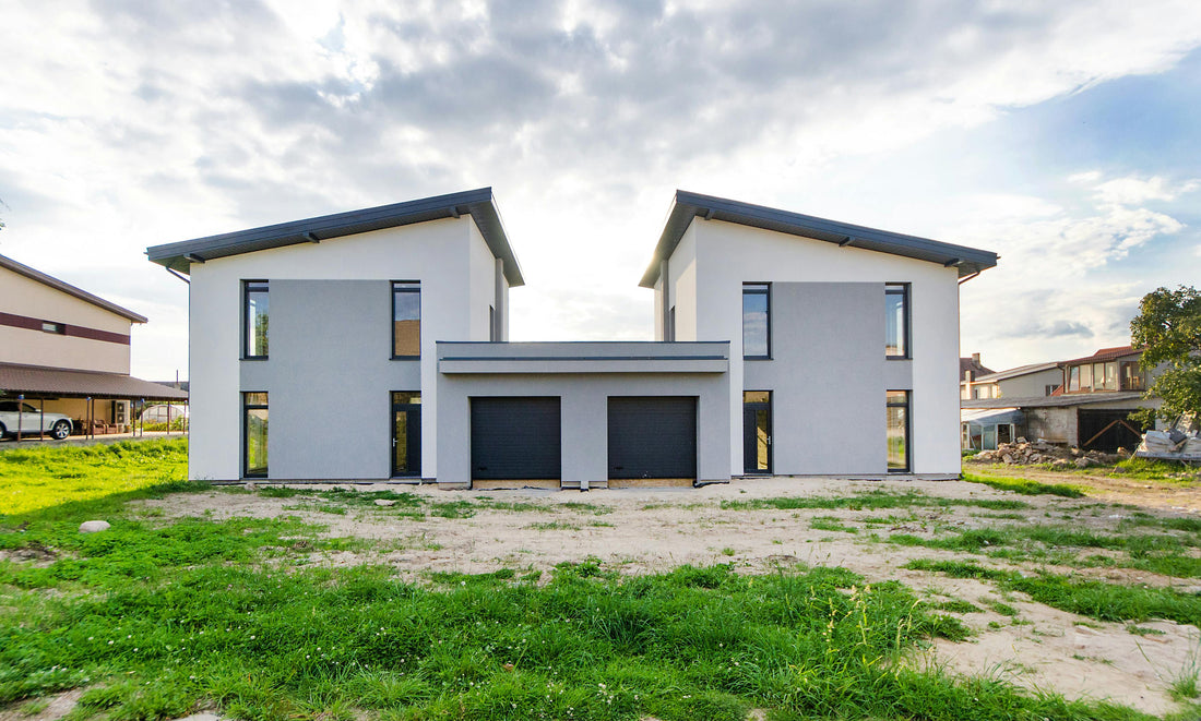 Bâtiment contemporain terminé, exemple de projet durable avec finitions soignées