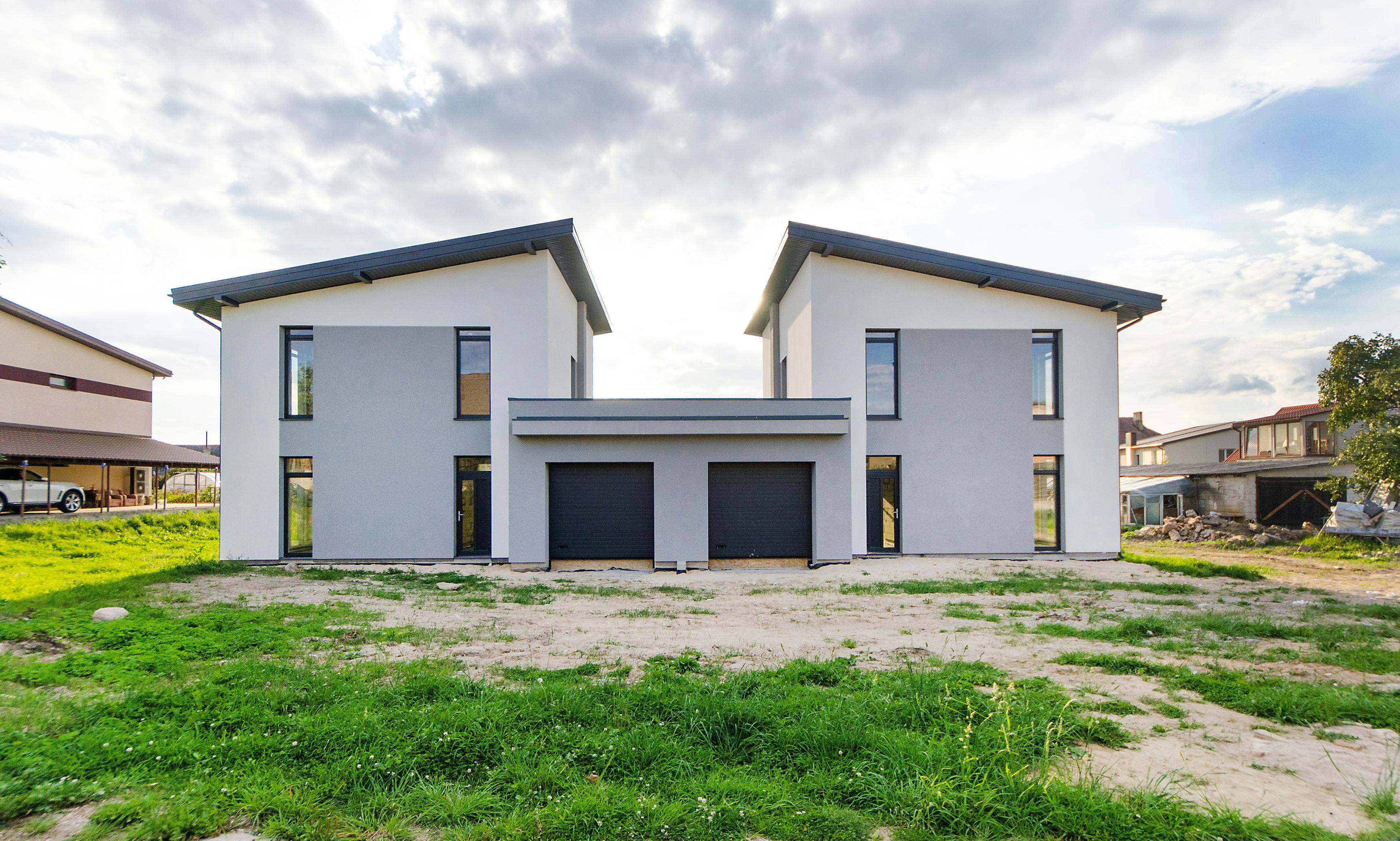 Bâtiment contemporain terminé, exemple de projet durable avec finitions soignées